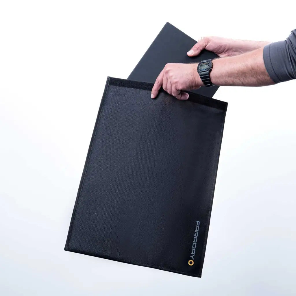 Faraday-tas voor laptops en tablets (35,6 x 40,6cm) - Veiligheid en Zelfverdediging